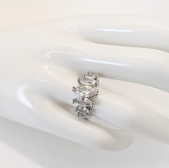 Women's 1.55ctw White Topaz Ring | Size: 7 | Stunning Sparkle! - Picture 3 of 4